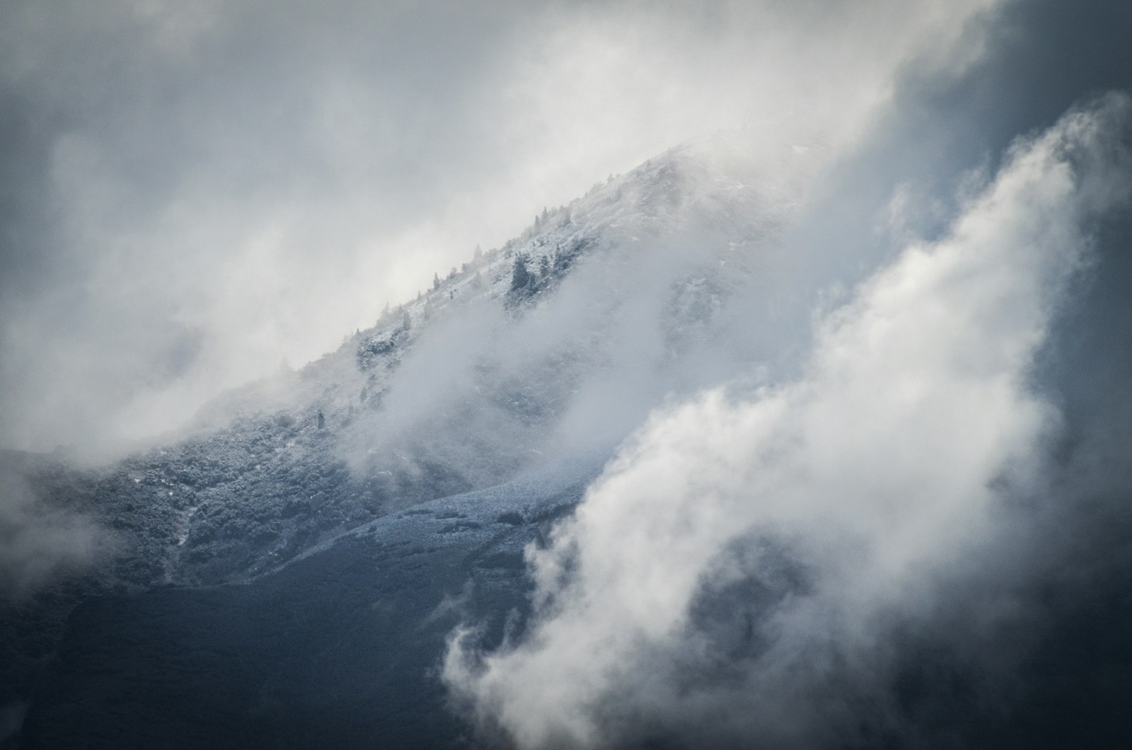 Nikon D7000 + Tamron SP 70-300mm F4-5.6 Di VC USD sample photo. Mountains surrounded by fogs photography