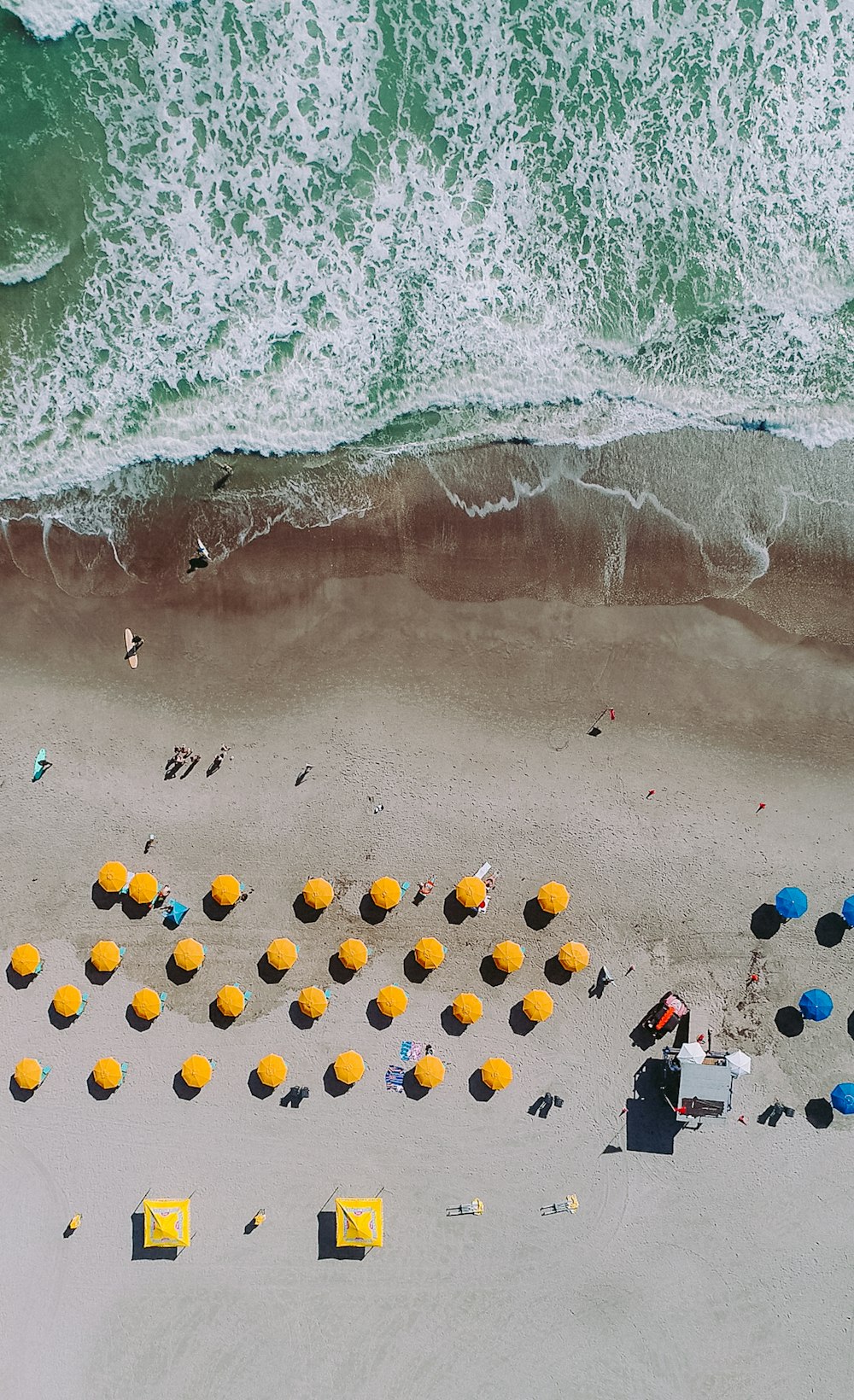 Photographie aérienne de parasols sur la plage