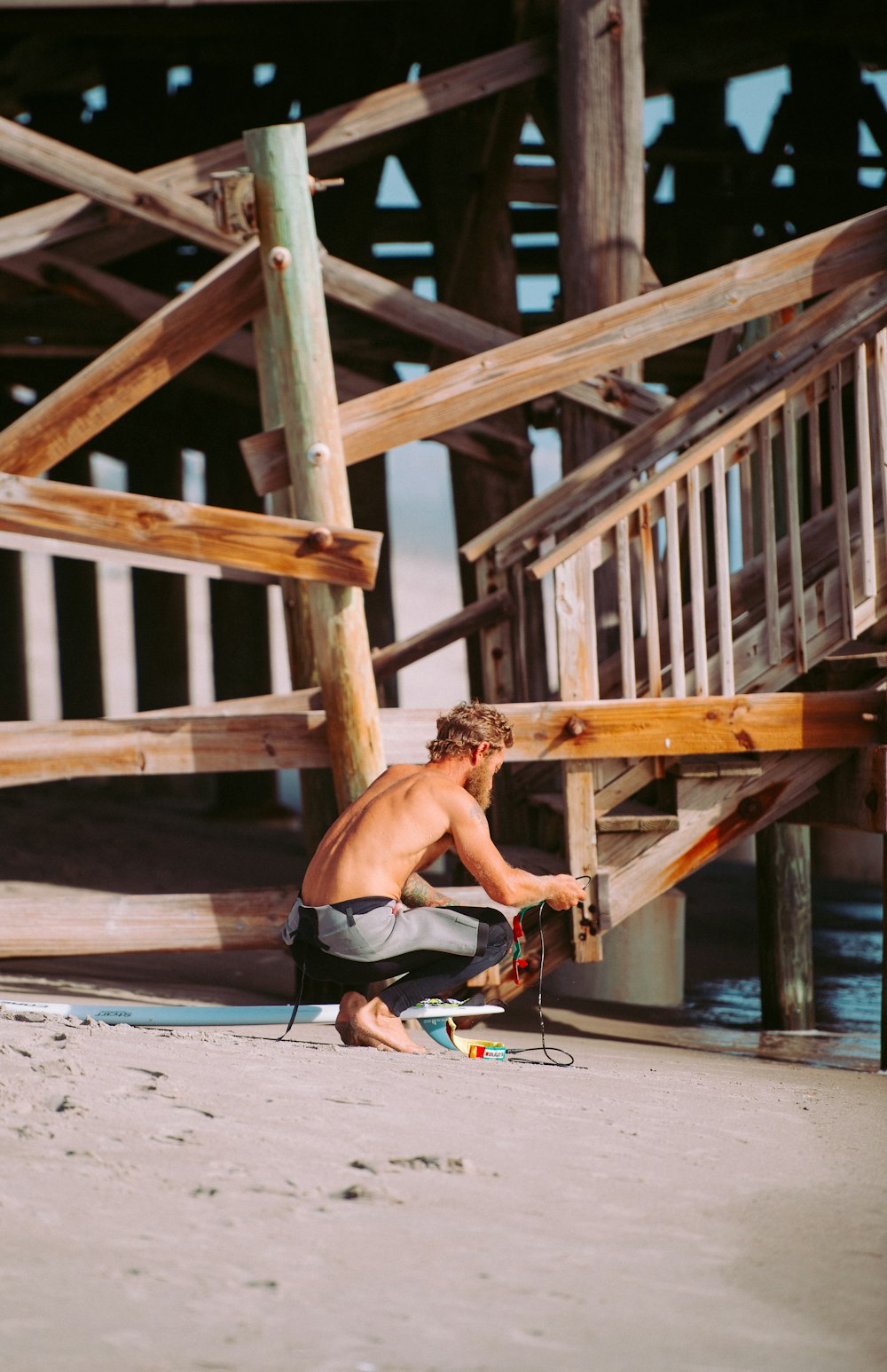 homem segurando a estrutura de madeira marrom