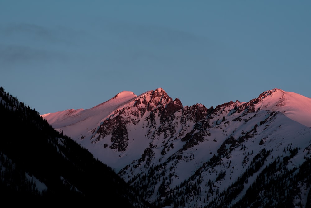 Montanha coberta de neve na hora dourada