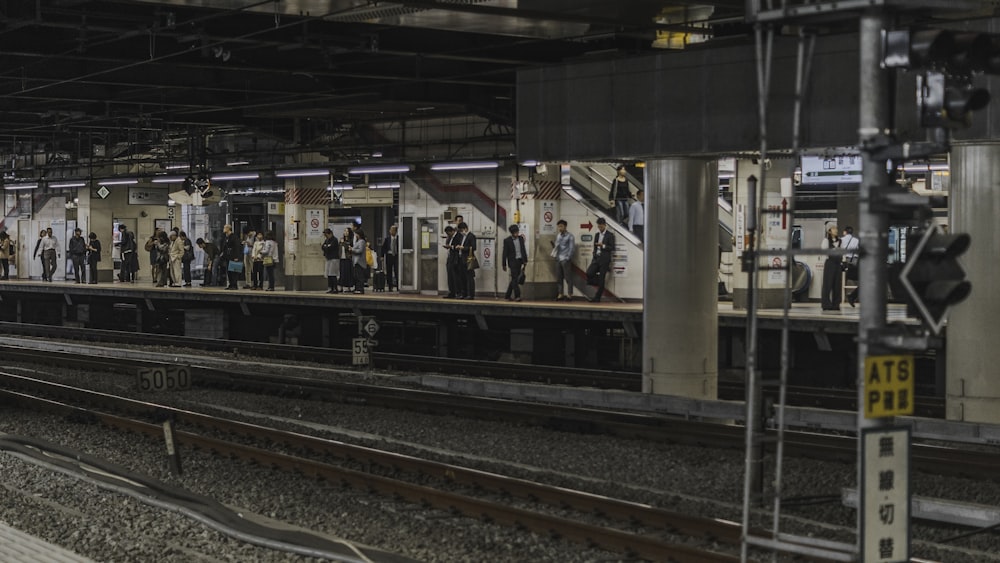 Personas esperando en la estación de tren