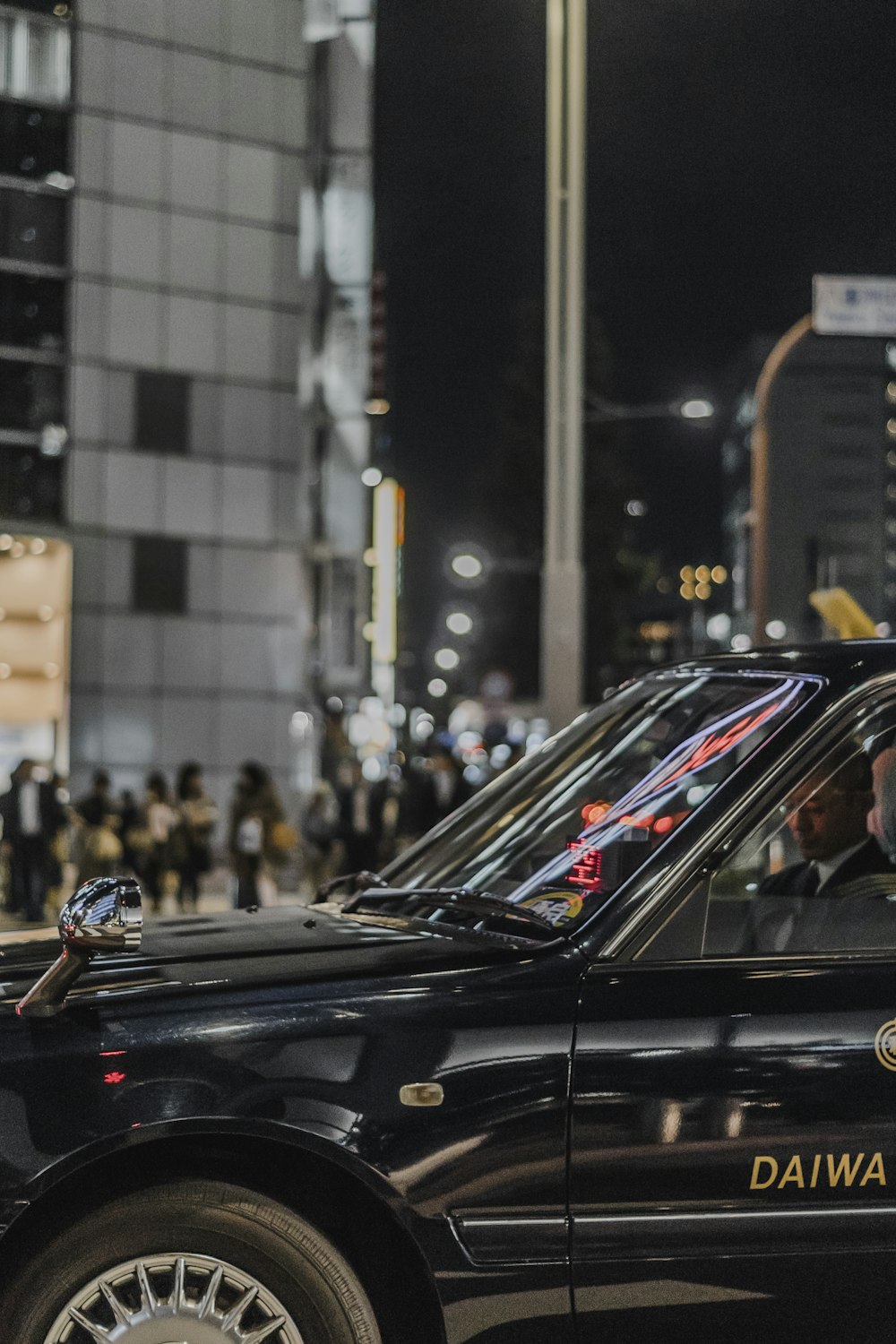 昼間のクローズアップ写真で灰色の金属ポストの近くに黒い車両駐車