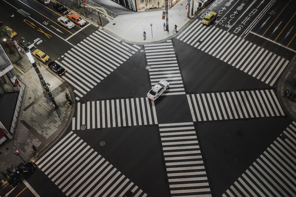 Photographie aérienne d’une voiture blanche