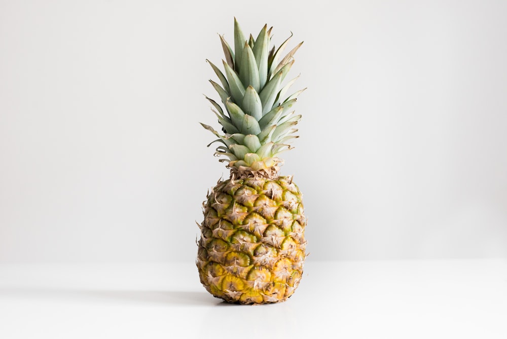 Ananas auf weißer Oberfläche