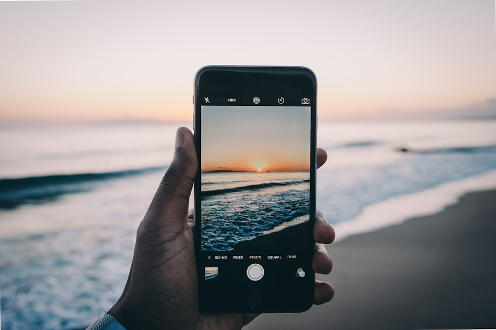 Person, die Selfie von Sea Shorre spricht