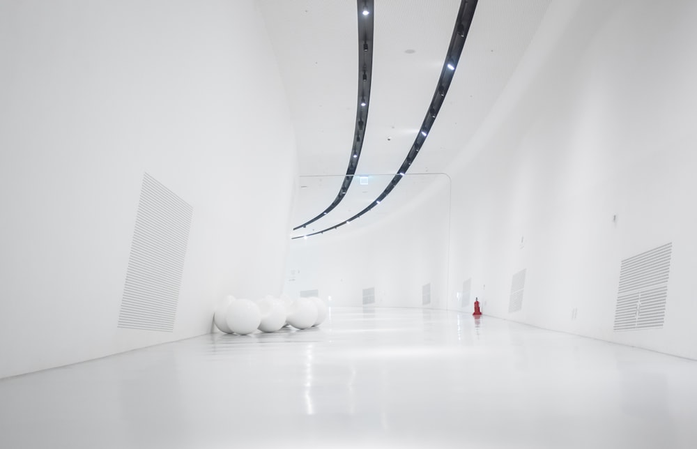 corredor branco e parede com luminária ligada