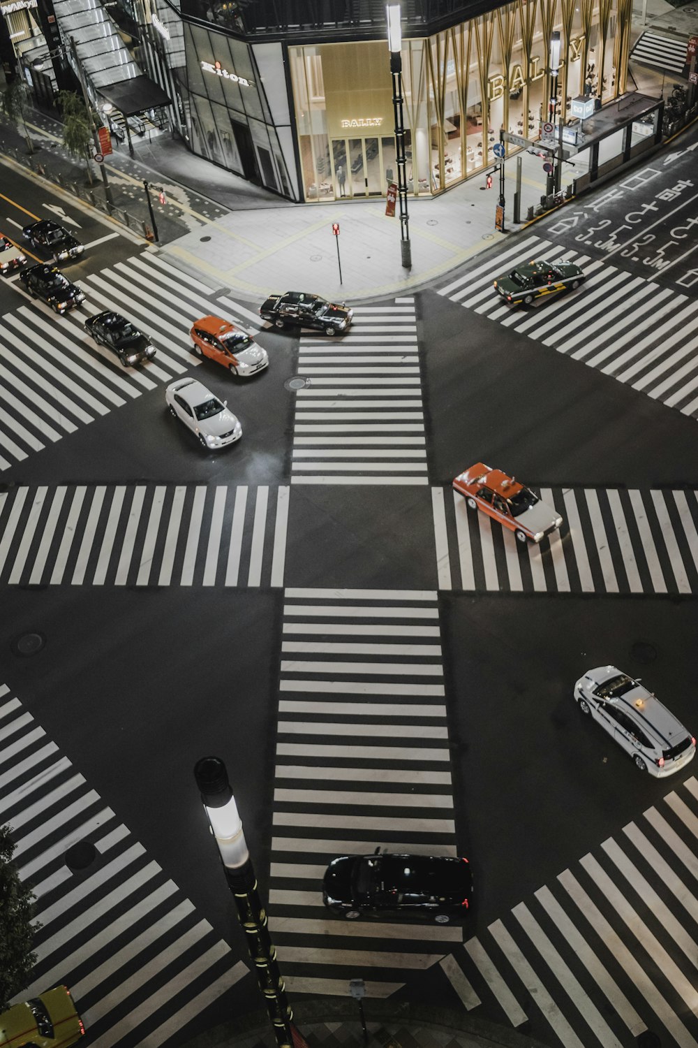 道路を横断する車両の航空写真