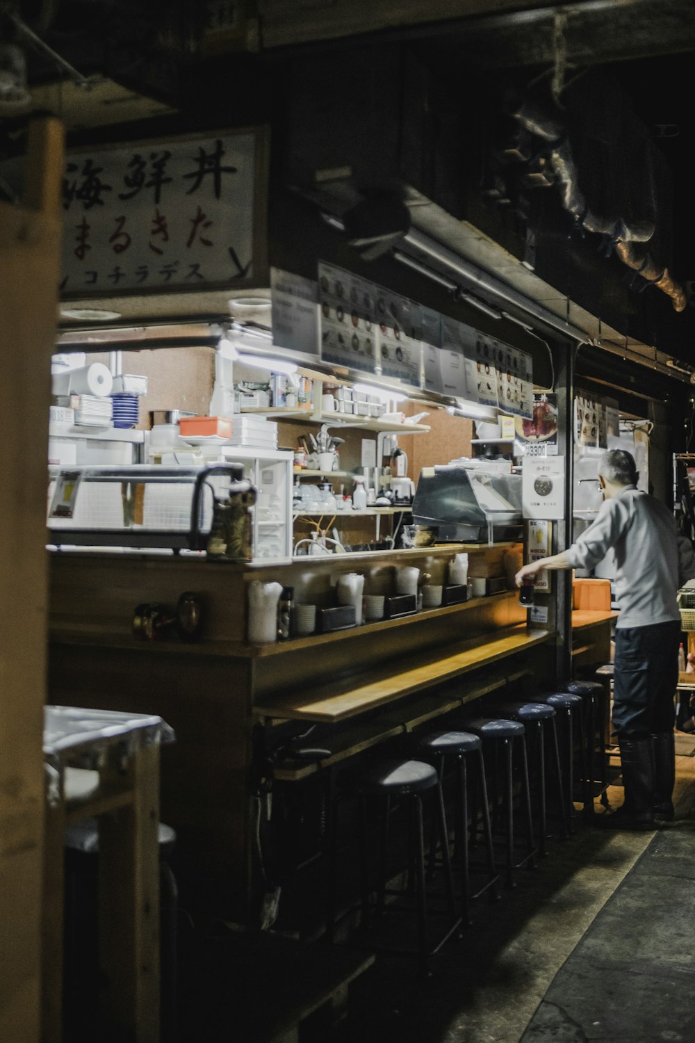 l’homme arrange les plateaux de nourriture