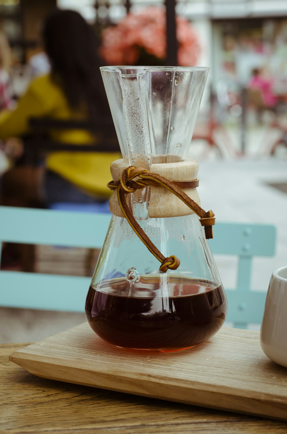 Vase en verre transparent avec liquide brun