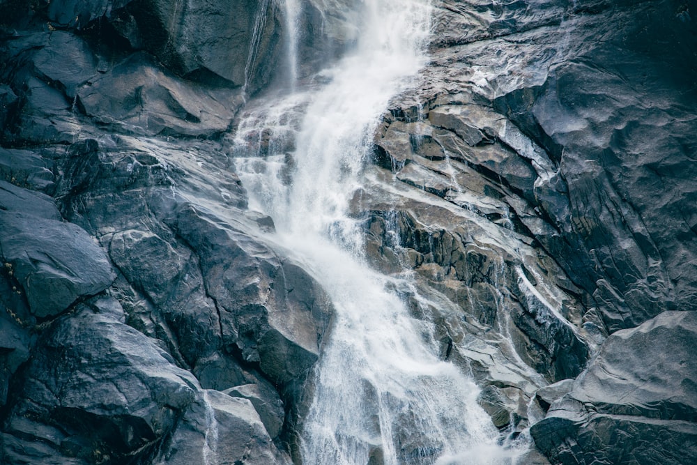 Cascadas de agua en las Montañas Rocosas