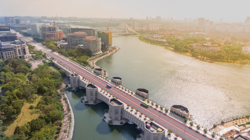 Fotografia aérea de ponte rodoviária de concreto cinza e vermelho