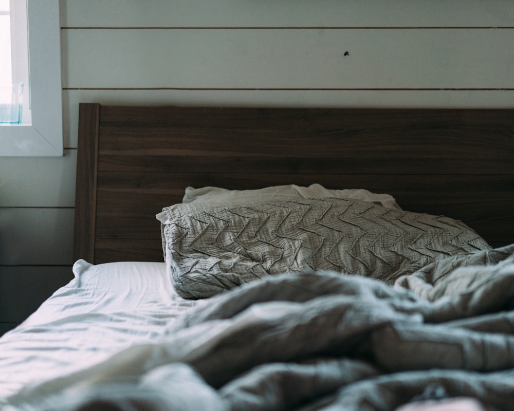 茶色の木製ベッドとグレーのベッドカバーセット