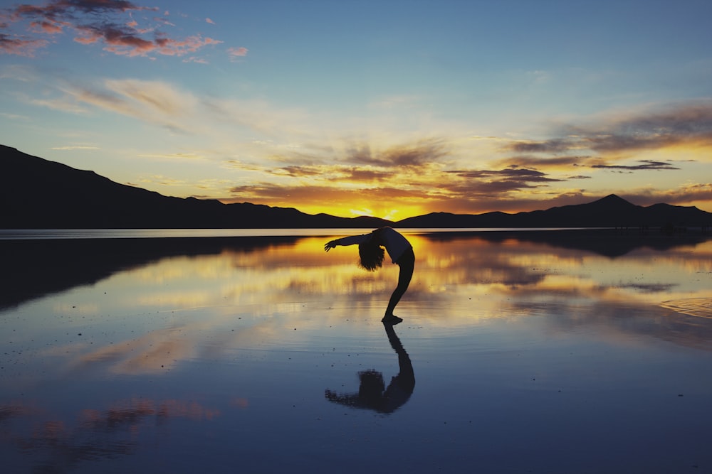 Silhouettenfotografie einer Frau, die Yoga macht