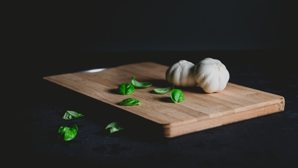 dos bulbos de ajo encima de la tabla de cortar