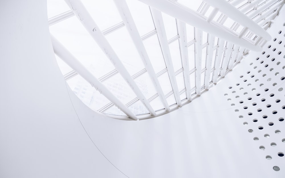 Escalier en colimaçon blanc avec rampes blanches