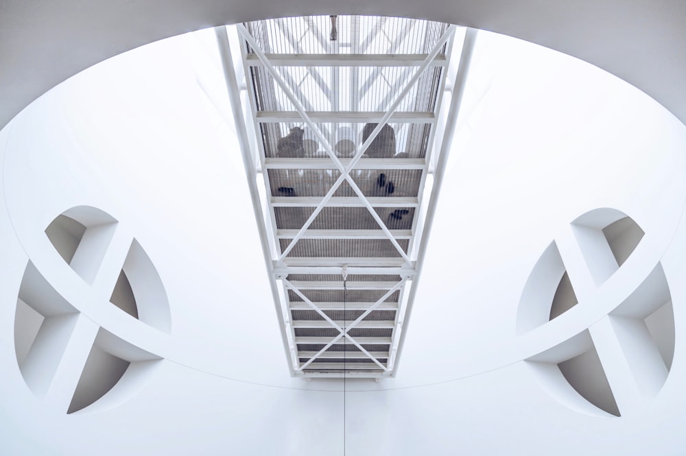 Fotografia dell'occhio del verme dell'edificio in cemento bianco