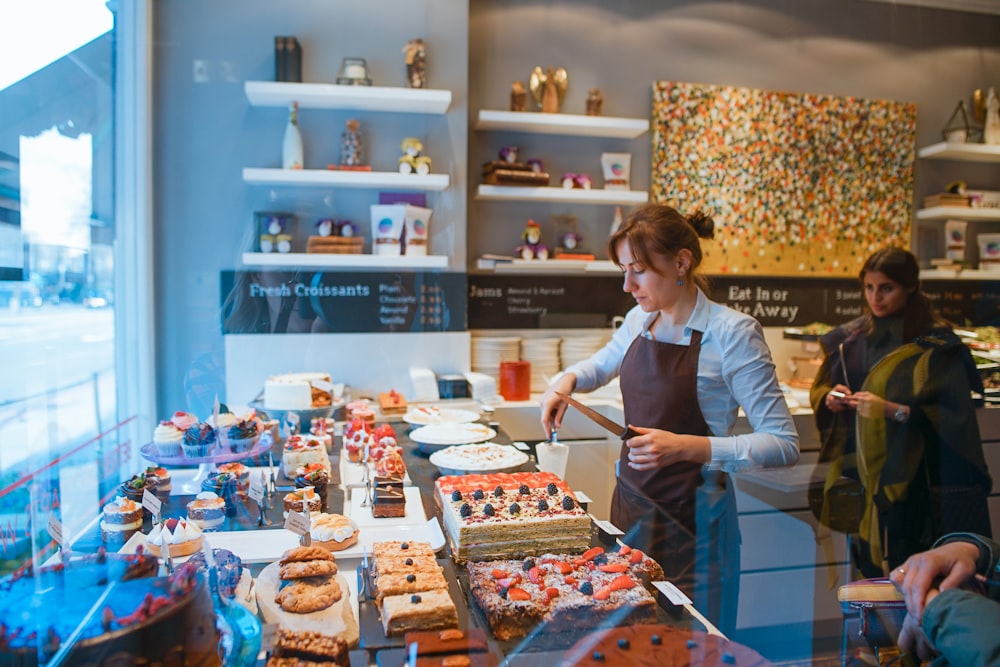 Frau schneidet Kuchen