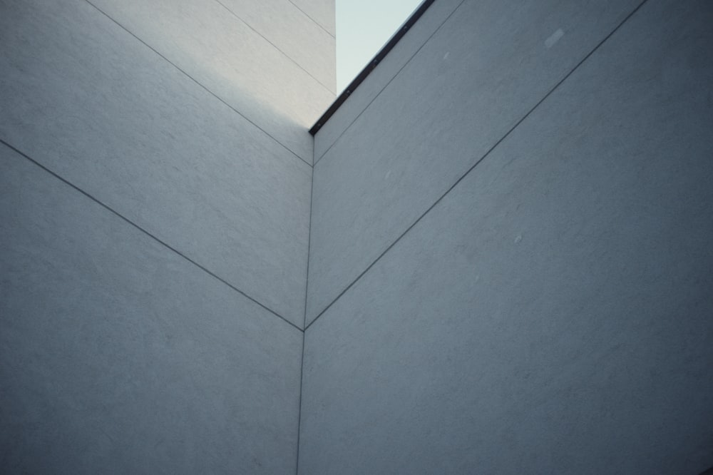 muro di cemento grigio