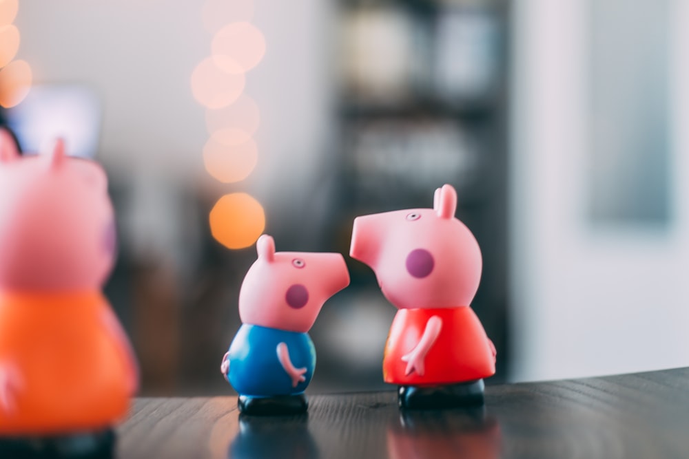 Figuras de tres cerdos rosas