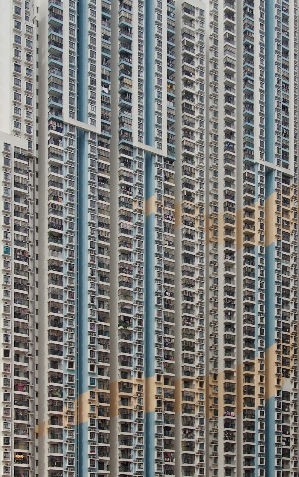 Edificio de apartamentos de hormigón blanco y marrón