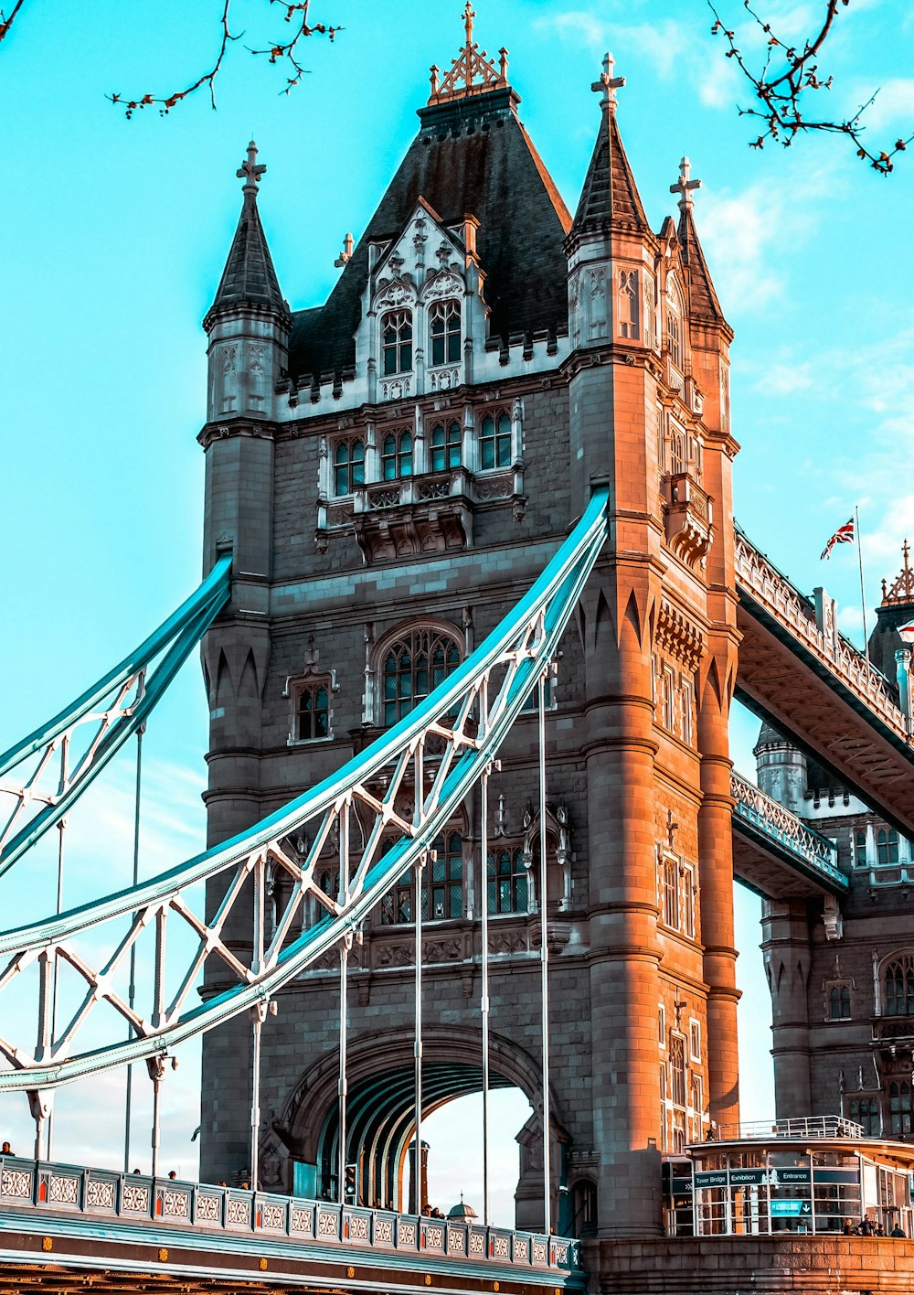 Tower Bridge no Reino Unido sob o céu azul e branco