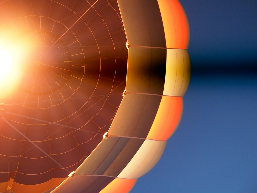 Fotografía de ángulo bajo de globo aerostático durante el día