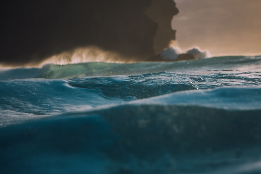 body of water splashing on rocks