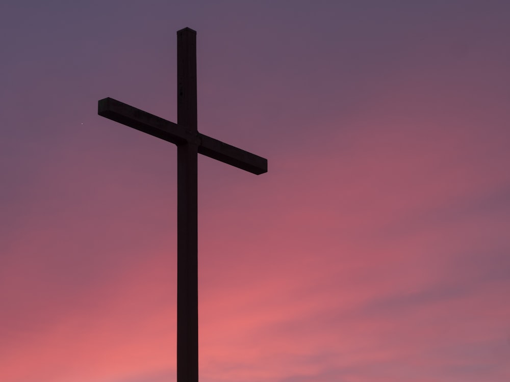 Cruz de madeira marrom durante a hora dourada