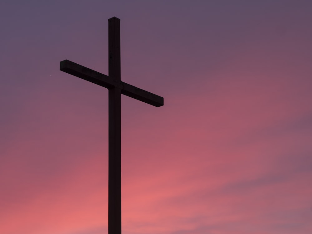 ゴールデンアワーの茶色の木の十字架