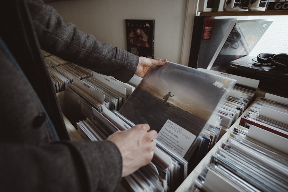 Person, die ein Vinyl-Album in der Hand hält