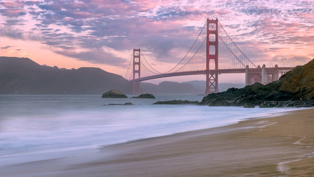 photo grand angle du Golden Gate Bridge sous un ciel nuageux