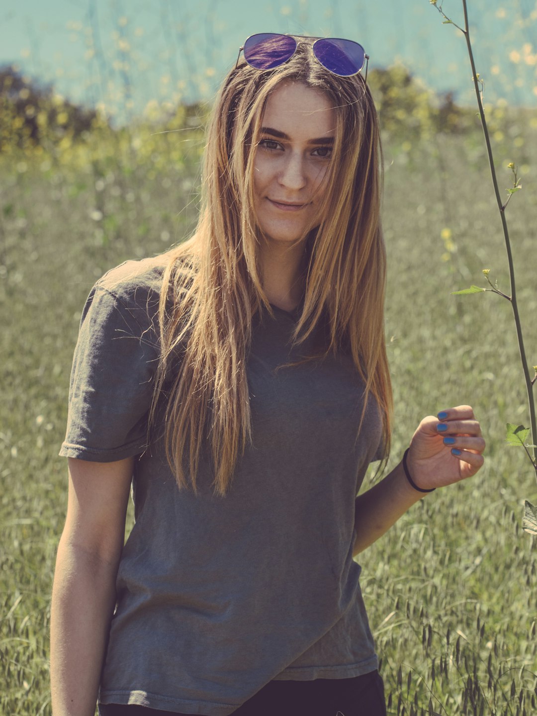 woman standing on focus photography