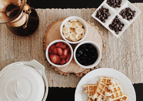 Frühstück mit Waffeln und Obst