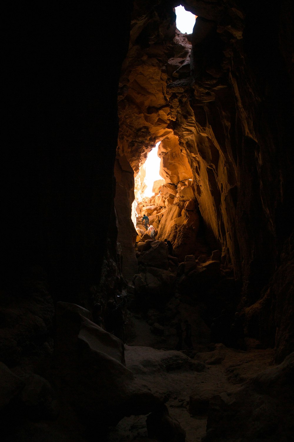 Persona que camina dentro de la cueva durante el día