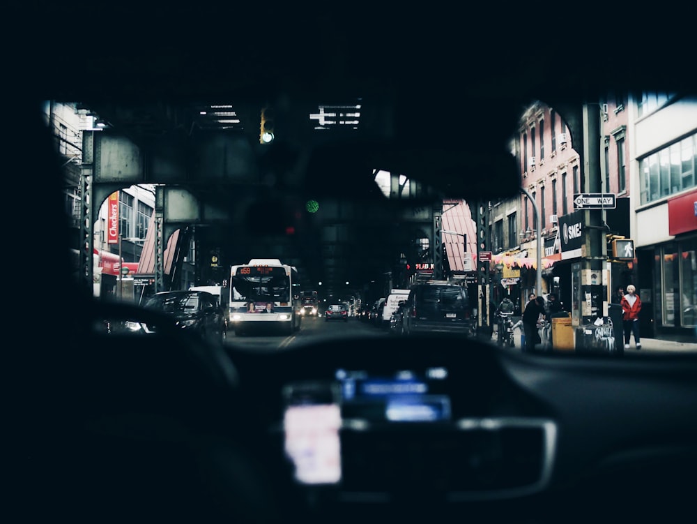 homme à l’intérieur de la voiture conduisant