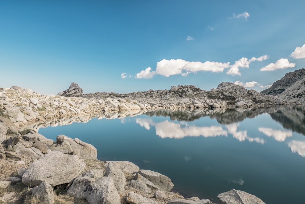 Plan d’eau entouré de rochers