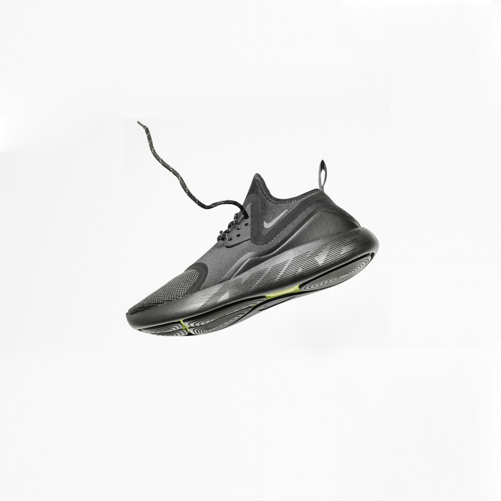 chaussure de course Nike grise non appariée
