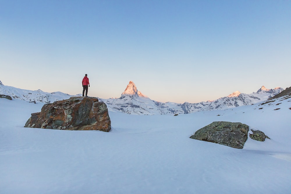 Mann, der tagsüber auf einem Felsen steht