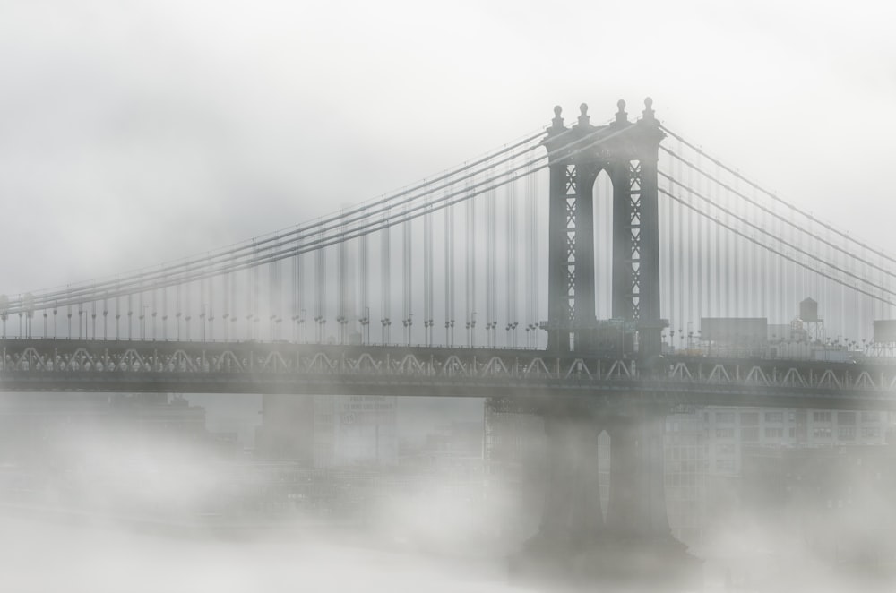niebla sobre el puente de Brooklyn durante el día