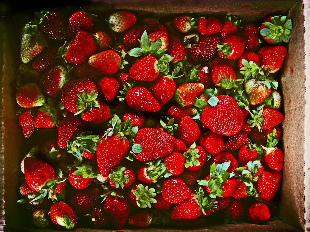 Rote Erdbeeren in brauner Schachtel