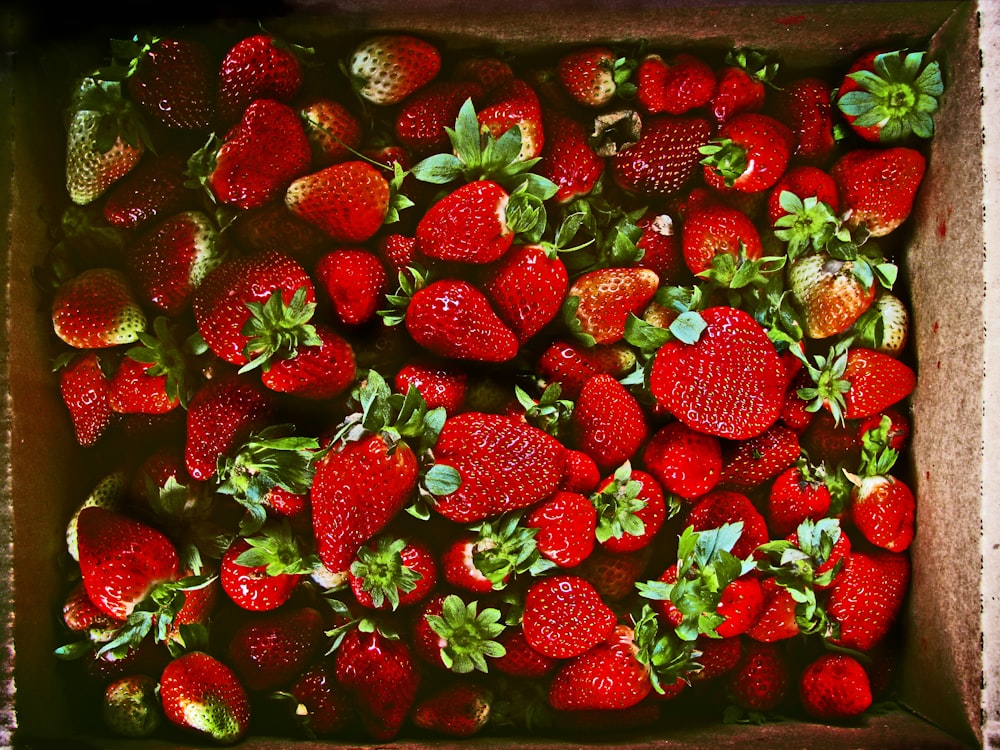 Fraises rouges dans une boîte brune