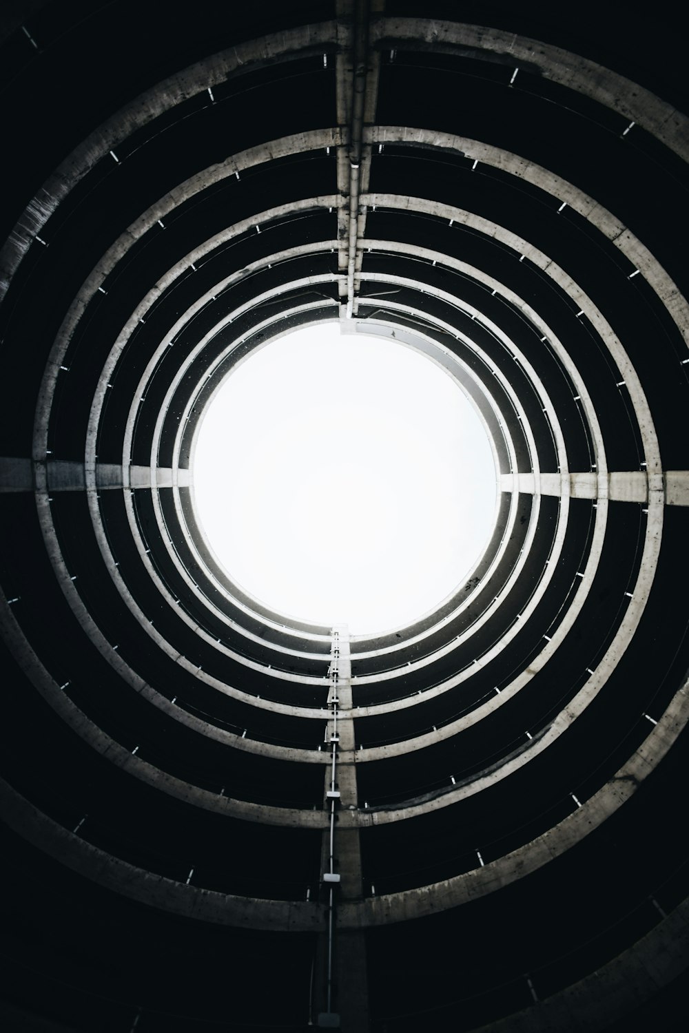 Flachwinkelfotografie des Inneren eines runden grauen Betongebäudes