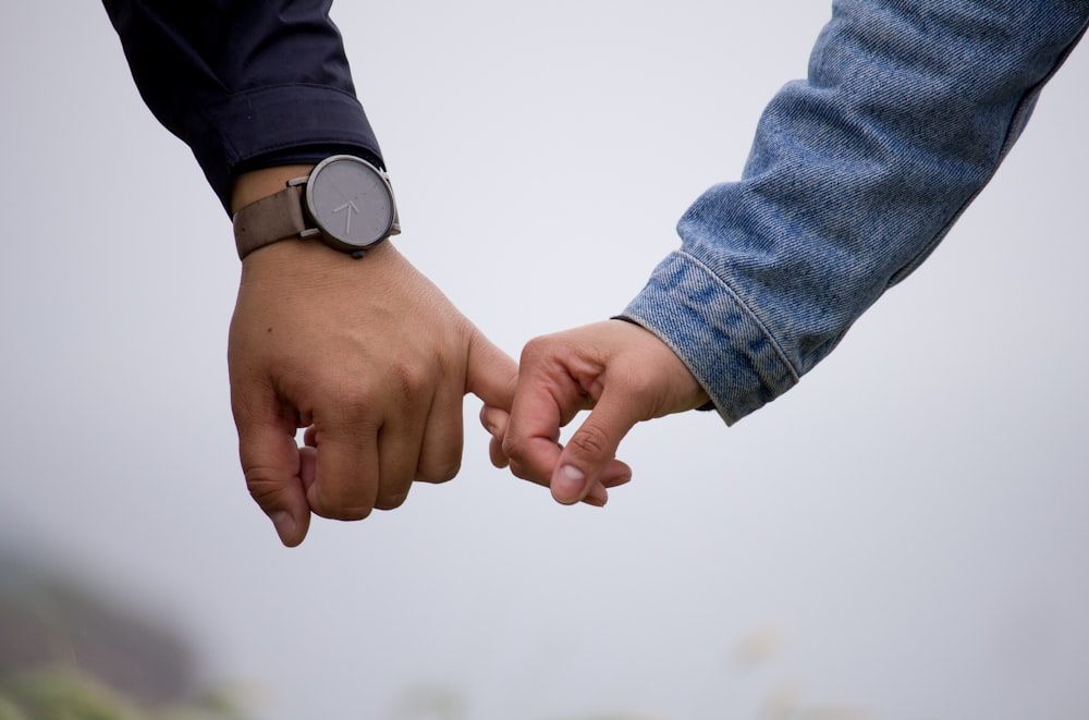 Hombre y mujer tomados de la mano