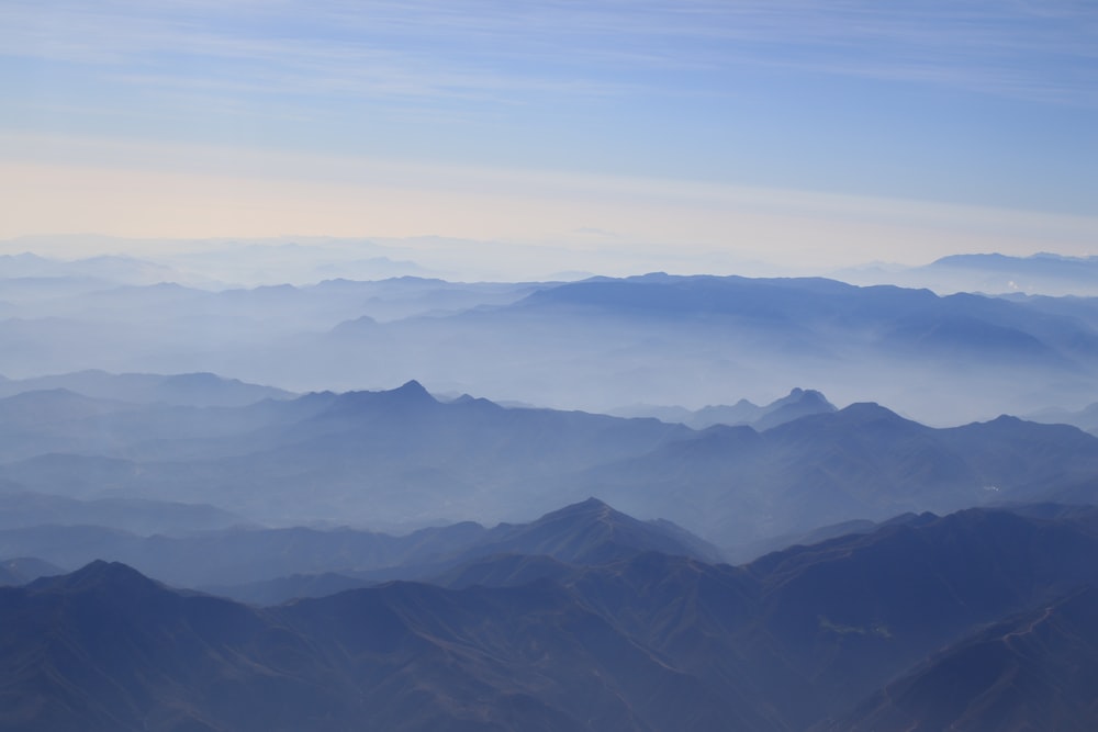 Fotografia aerea delle montagne durante il daytie
