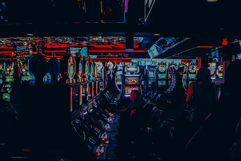 Interior kasino dengan lampu warna-warni