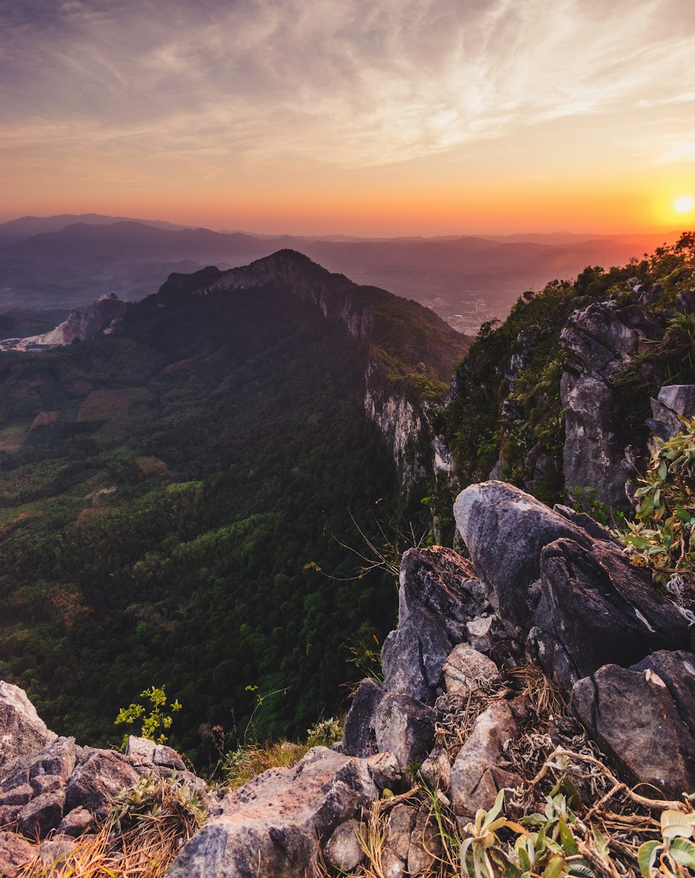 Fotografia de olho de verme de montanhas rochosas