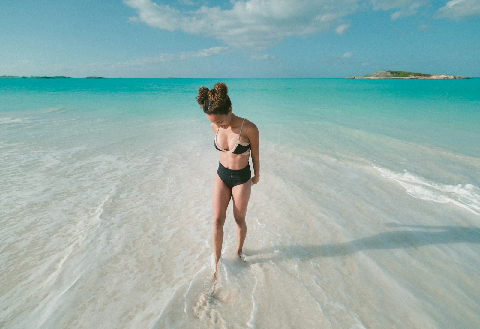 Canon EOS-1D X Mark II + Canon EF 16-35mm F4L IS USM sample photo. Woman wearing bikini swimsuit photography