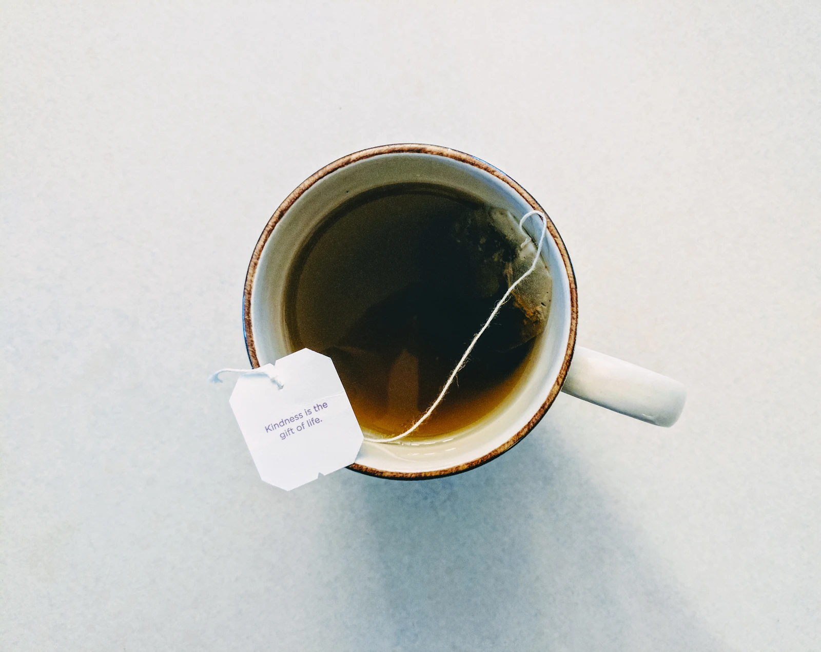 Tasse de tisane posée sur une table claire, ambiance douce et apaisée