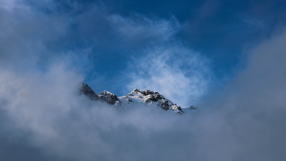 昼間は霧に覆われた雪の上の山