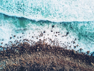 timelapse photo of green sea water and seashore